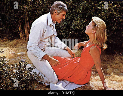 Der Killer und die Dirne contrat dur James Coburn, Lee Remick Der harte Berufskiller John Cunningham (James Coburn) wird Banque D'Images