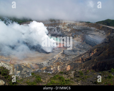L'acide sulfurique nuage de gaz s'élevant de la cratère actif dans le Parc National du Volcan Poás, Province d'Alajuela, Costa Rica. Banque D'Images