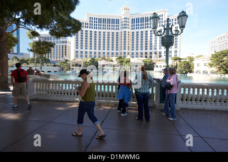 Les touristes marcher le long de las vegas boulevard extérieur de la Bellagio Hotel and Casino Las Vegas NEVADA USA Banque D'Images