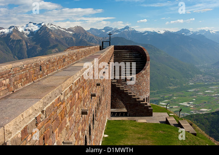 Viaduc de la Chapelle Santa Maria degli Angeli contre la Lepontine Alpes, Alpe Foppa, Monte Tamaro, Tessin, Suisse Banque D'Images