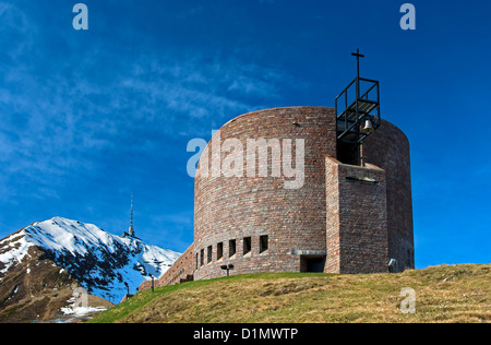 Chapelle Santa Maria degli Angeli (Sainte Marie des Anges) par Mario Botta contre Monte Tamaro, à l'Alpe Foppa, Tessin, Suisse Banque D'Images