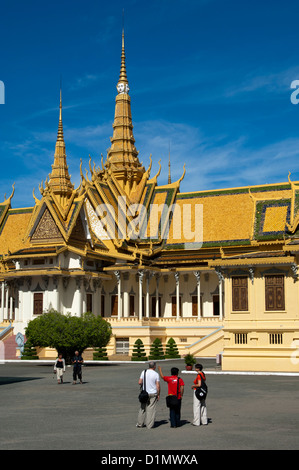 Guide touristique avec les visiteurs en face de la salle du trône du Palais Royal, complexe, Phnom Penh, Cambodge Banque D'Images