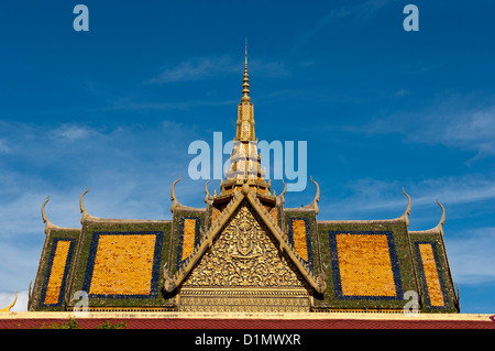 Multi-niveaux traditionnels est intervenu avec toit à pignon, chofah et spire du Dance Hall, du Palais Royal, Phnom Penh, Cambodge Banque D'Images