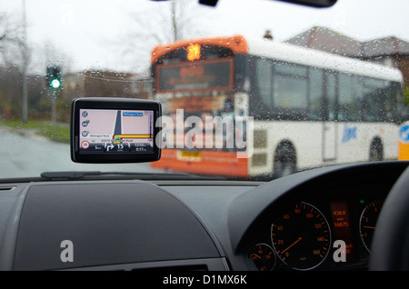 Navigation par satellite à l'écran d'un véhicule (en tournant derrière un bus) dans le Grand Manchester. Banque D'Images