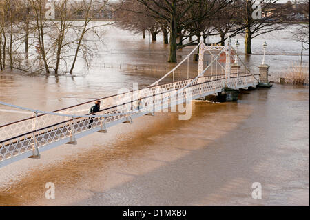 Hereford, Royaume-Uni. 30 décembre 2012. Il n'y a pas d'accès sur le Pont Suspendu de Victoria vers la prairie à Hereford sur la passerelle de la cathédrale. La rivière Wye devrait atteindre son maximum en milieu de matinée que l'eau de pluie et des eaux de surface le forom vidange montagnes galloises et de terres adjacentes inondés. Les sections locales disent que les niveaux sont parmi les plus élevés cette année. Les dérivations sont en place sur les routes entre Hereford et Brecon. Photo de Graham M. Lawrence/Alamy Live News. Banque D'Images