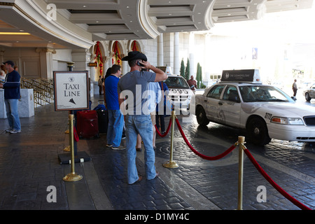 Les gens attendent en ligne d'attente pour les taxis au Caesars Palace Luxury Hotel and Casino Las Vegas NEVADA USA Banque D'Images