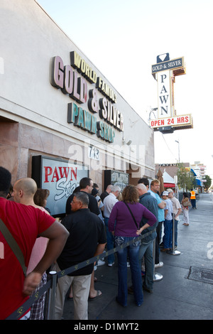 Les gens fans attendent en ligne à l'extérieur de l'or et l'argent célèbre magasin de jouet le centre-ville de Las Vegas accueil à la série télévisée pawn stars Nevada Banque D'Images