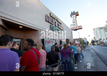 Les gens fans attendent en ligne à l'extérieur de l'or et l'argent célèbre magasin de jouet le centre-ville de Las Vegas accueil à la série télévisée pawn stars Nevada Banque D'Images