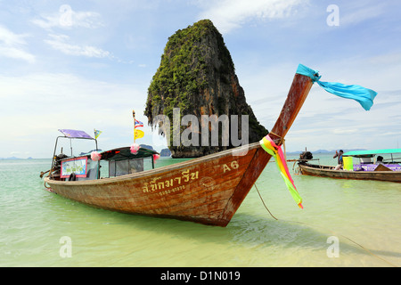 Thaï traditionnel bateau à longue queue Phranang Cave Beach, Railay Beach, Krabi, Phuket, Thailand Banque D'Images