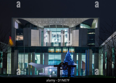 Arbre de Noël en face de la nouvelle chancellerie fédérale, Berlin, Allemagne Banque D'Images