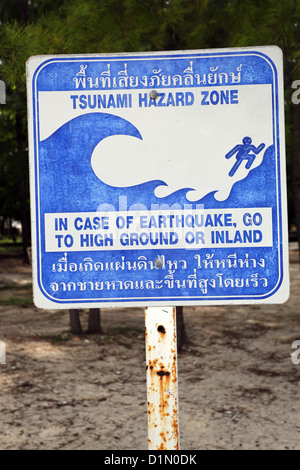 Zone de danger Tsunami signe sur île de Koh Tup, Krabi, Phuket, Thailand Banque D'Images