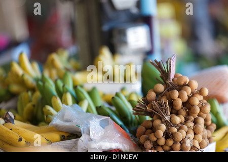 Longanes frais fruits dans le marché asiatique, la Thaïlande Banque D'Images