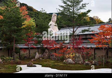 Une statue de la Bodhisattva Avalokitesvara au mémorial de guerre de Ryozen Kannon, vu du jardin du temple Kodai-ji, Kyoto, Japon Banque D'Images