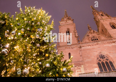 La suisse, Bâle. L'église historique de l'hiver au Münsterplatz Marché (aka Le Marche de Noel du Münsterplatz). Banque D'Images