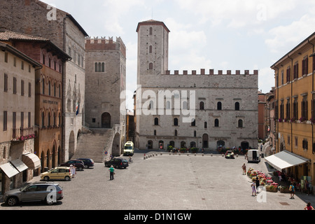 La Piazza del Popolo en Todi Banque D'Images