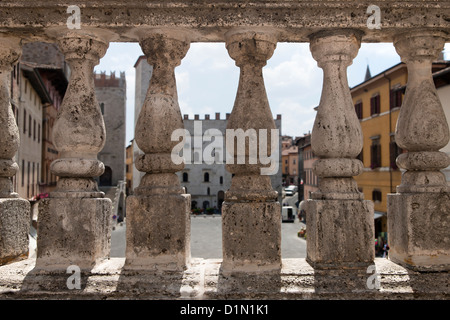 Vue de la Piazza del Popolo en Todi Italie grâce à la colonnes de marbre Banque D'Images