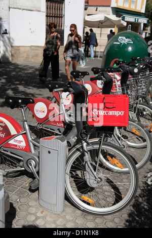 Communauté Sevici louer des vélos à Séville Séville Espagne Boris bikes parrainé par publicité de bière Cruzcampo Decaux J D Banque D'Images