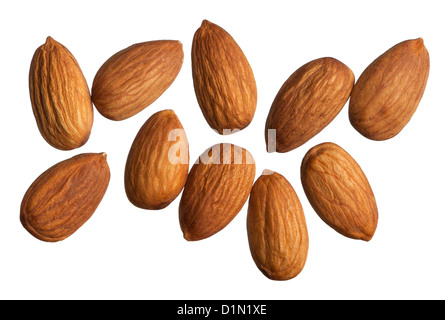 Amandes isolé sur fond blanc Banque D'Images