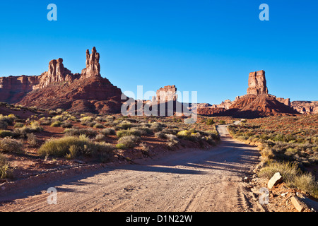 Mitaines buttes et les cheminées de fée dans la Vallée des Dieux près de Bluff Utah USA US États-Unis d'Amérique Banque D'Images