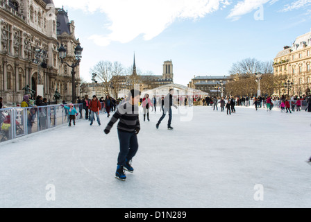 Paris, France, scènes de rue, foule nombreuse, adolescents, patiner sur glace publique sur l'anneau de patinage à l'hôtel de ville, garçons paris Banque D'Images