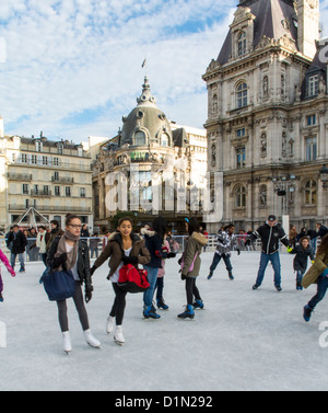 Paris, France, grande foule adolescents scènes de rue, personnes patinage sur glace sur l'anneau public de patinage sur glace à l'hôtel de ville, Banque D'Images