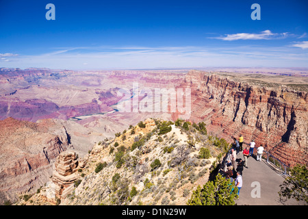 Les touristes à la recherche à la vue du Desert View Watchtower Le Parc National du Grand Canyon, Arizona, États-Unis États-Unis d'Amérique Banque D'Images