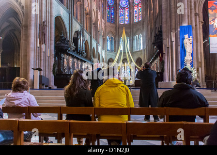 Paris, France, arrière, Groupe de personnes assis par derrière,, priant à la messe catholique traditionnelle à l'intérieur de l'église catholique, « Cathédrale notre Dame » pratique religieuse européenne Banque D'Images