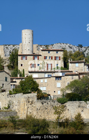 Village de Bargème avec son château en ruines ou château médiéval et tour de pierre dans le Parc régional du Verdon Var Provence France Banque D'Images