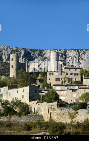 Village fortifié de Bargème et tourelles ou Tours de château médiéval ou château féodal en ruines, situé contre l'affleurement de falaise Var Provence France Banque D'Images