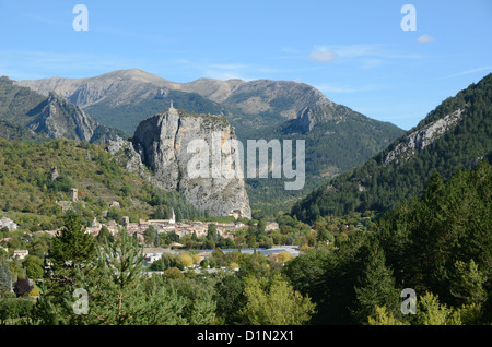 Village et Rocher de Castellane dans les gorges du Verdon Alpes de Haute Provence Provence France Banque D'Images