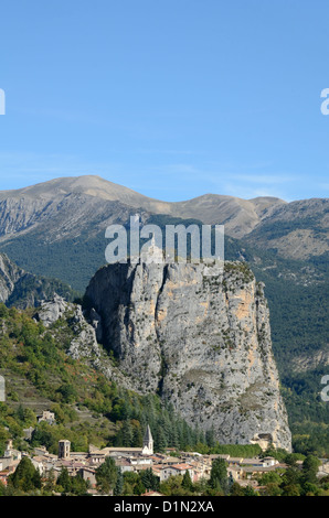 Village et Rocher de Castellane dans les gorges du Verdon Alpes de Haute Provence Provence France Banque D'Images