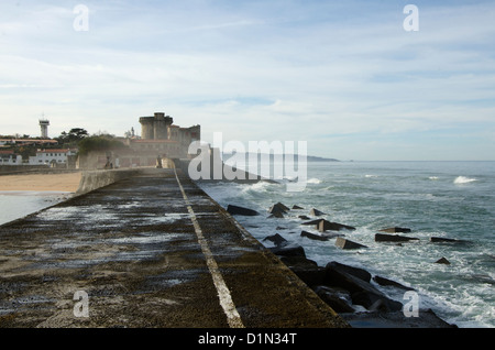 Mur de la mer à Fort Socoa à la Côte basque française Banque D'Images