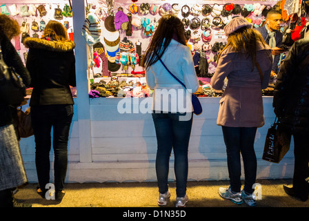 Paris, France, Street Scenes, adolescentes, Shopping au marché de Noël sur l'avenue des champs-Élysées, Street Vendor at Night, CHRISTMAS IN PARIS adolescents accessoires Banque D'Images