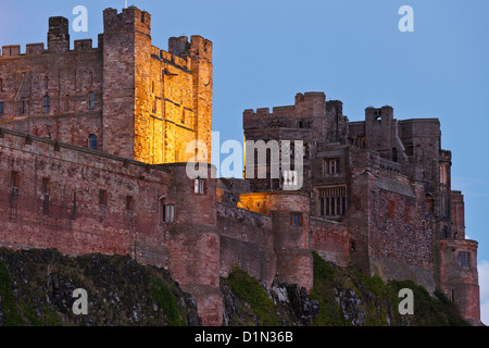 Château de Bamburgh, au crépuscule, Northumberland, England Banque D'Images