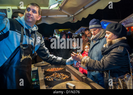 Paris, France, Street Scenes, les gens magasiner pour les châtaignes rôties au marché de Noël sur l'avenue des champs-Élysées, la nuit, le choix de l'acheteur, les vacances Banque D'Images