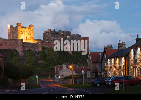 Château de Bamburgh, au crépuscule, Northumberland, England Banque D'Images