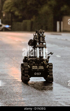 30/12/2012, Belfast, Irlande du Nord. Un robot de l'armée à distance « brouette » Northrop Grumman est utilisé pour effectuer une explosion contrôlée sur une bombe non explosée Banque D'Images