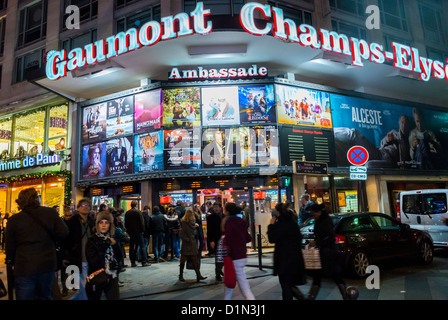 Paris, France, Grande foule, scènes de rue, Avenue des champs-Elysées, attente debout dehors, cinéma Gaumont Front Theater, affiches de cinéma de nuit extérieure, panneau de film, les gens rassemblés dans les rues Banque D'Images