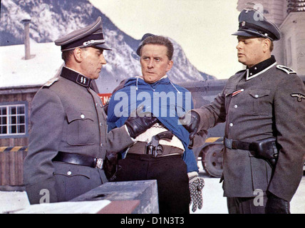 Kennwort 'Schweres Wasser' Heroes Telemark, Kirk Douglas, m Le Dr Petersen (Kirk Douglas, m) wird entdeckt und von den Nazis Banque D'Images