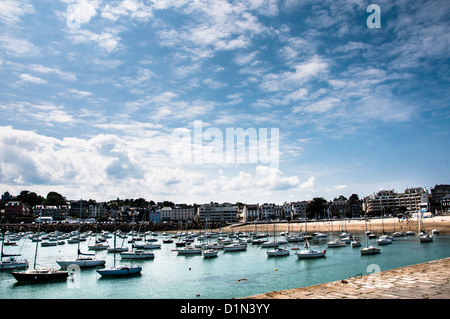 Les bateaux de plaisance à Saint-Quay Portrieux, port de plaisance en Bretagne France, avec ciel bleu, Côtes d'Armor pour la croisière, vacances, maison de vacances Banque D'Images