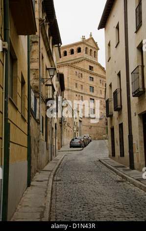 Vue sur la rue du centre historique de Salamanque par jour nuageux. Castille et León, Espagne. Banque D'Images