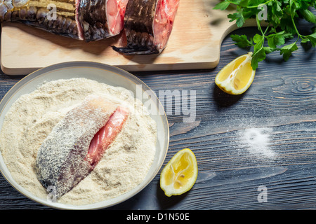 Poisson en pâte prête pour la friture Banque D'Images