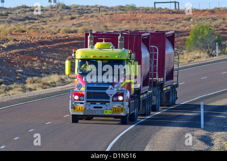 Semi-remorque roulant le long de la route de Woomera adopté sur la façon de Roxby Downs Banque D'Images