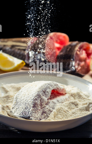 Close-up sur le poisson frais saupoudré de farine Banque D'Images