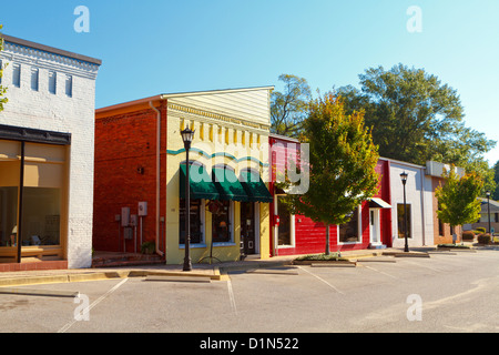 En regardant vers les boutiques locales et les entreprises sur le côté nord de la rue Beaufort dans Chapin, SC, USA. Banque D'Images