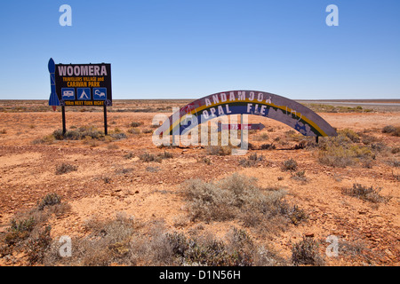 Andamooka Woomera et signalisation routière Banque D'Images