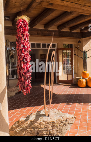 Un ristra ou chaîne de piments séchés étendus dehors une galerie d'art à Santa Fe, Nouveau Mexique Banque D'Images
