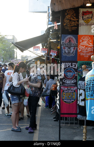 Boutique de T-shirts au Marché du week-end de Chatuchak à Bangkok , Thaïlande Banque D'Images