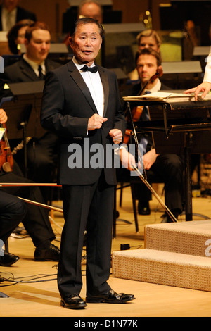 George Takei hébergeant l'Orchestre symphonique de Toronto's films spectaculaires. Banque D'Images