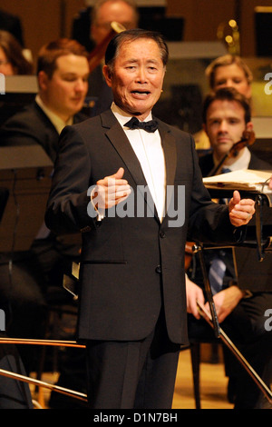 George Takei hébergeant l'Orchestre symphonique de Toronto's films spectaculaires. Banque D'Images